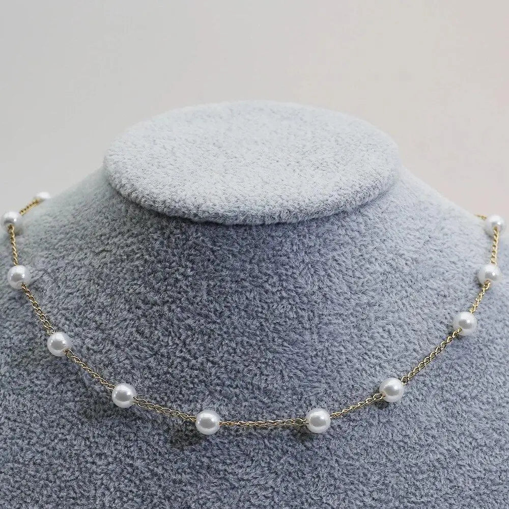 Elegant Gold Necklace with Pearls